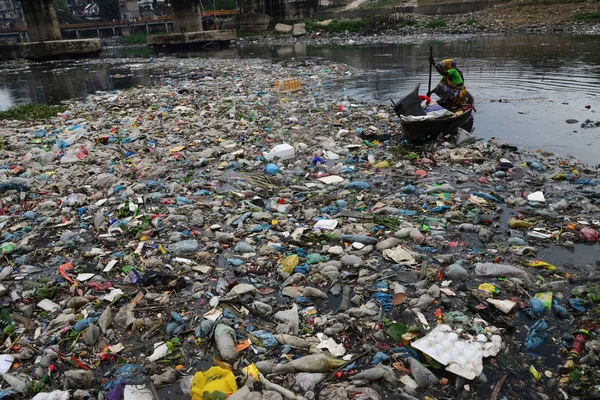 Bangladeş kadın plastik dakka, Bangladeş, kirli Turag nehirde 28 Şubat 2019 üzerinde toplar. Bangladeş bildirildi 10 en iyi 20 plastik kirleten dışında yaygın endüstriyel ve insan wa damping nedeniyle dünyada yer almaya devam etmektedir
