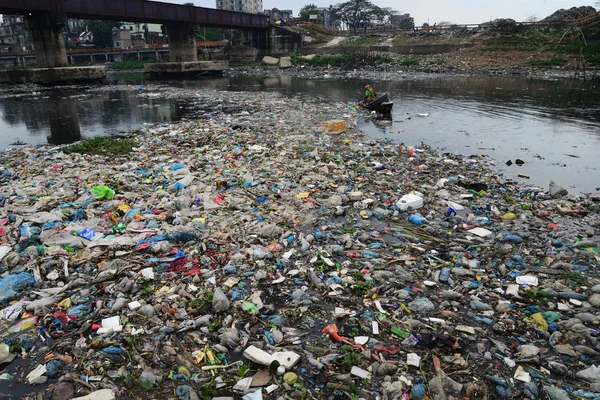 Uma Mulher Bangladesh Coleta Plástico Rio Turag Poluído Daca Bangladesh — Fotografia de Stock