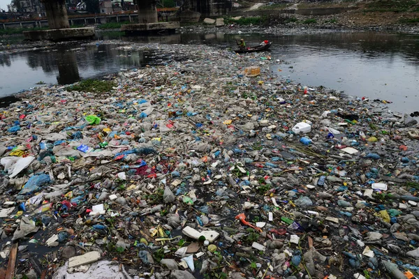 Uma Mulher Bangladesh Coleta Plástico Rio Turag Poluído Daca Bangladesh — Fotografia de Stock