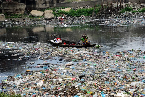 バングラデシュの女性は 2019 日にダッカ バングラデシュ Turag 河川の汚染からプラスチックを収集します バングラデシュ報道によるとランク付けされているトップ プラスチック汚染源から 世界産業と人間の の横行不法投棄のために — ストック写真