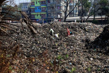 Bangladeşli yoksul insanların tongi Dhaka city Bangladeş, n 19 Şubat 2019 yakınındaki atıkların bahçesinde Satılık plastik parçaları toplamak