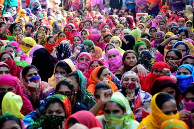 Bangladeşli 08, dakka, Bangladeş, bir protesto sırasında bir yol işçi blok giysiler 2019. Yüzlerce giysi işçi hükümeti uygulamak için sektör ilan etti yeni ücret yapısı talep için 6 Aralık ayından bu yana protesto, 