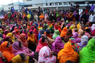 Bangladeşli 08, dakka, Bangladeş, bir protesto sırasında bir yol işçi blok giysiler 2019. Yüzlerce giysi işçi hükümeti uygulamak için sektör ilan etti yeni ücret yapısı talep için 6 Aralık ayından bu yana protesto, 