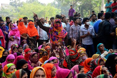 Bangladeşli 08, dakka, Bangladeş, bir protesto sırasında bir yol işçi blok giysiler 2019. Yüzlerce giysi işçi hükümeti uygulamak için sektör ilan etti yeni ücret yapısı talep için 6 Aralık ayından bu yana protesto, 