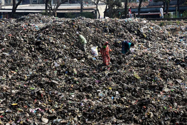 Pobres Bangladesh Coletam Peças Plástico Para Venda Depósito Lixo Tongi — Fotografia de Stock