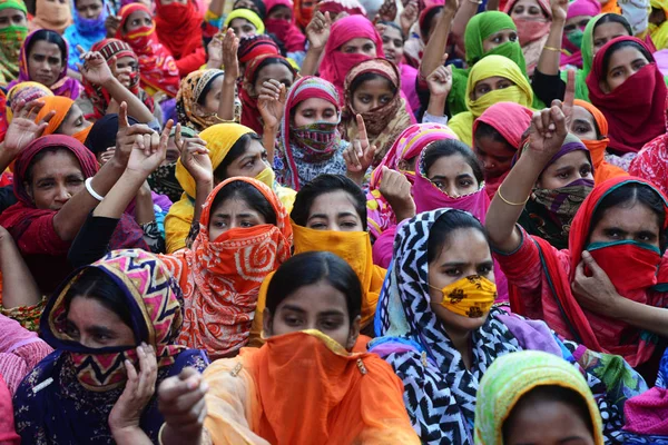 Bangladeşli 08, dakka, Bangladeş, bir protesto sırasında bir yol işçi blok giysiler 2019. Yüzlerce giysi işçi hükümeti uygulamak için sektör ilan etti yeni ücret yapısı talep için 6 Aralık ayından bu yana protesto, 