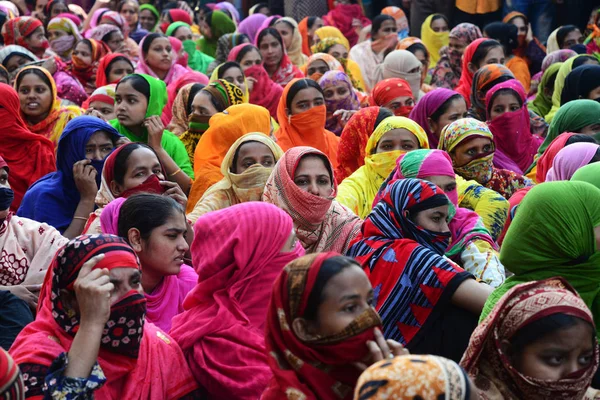 Bangladeşli 08, dakka, Bangladeş, bir protesto sırasında bir yol işçi blok giysiler 2019. Yüzlerce giysi işçi hükümeti uygulamak için sektör ilan etti yeni ücret yapısı talep için 6 Aralık ayından bu yana protesto, 