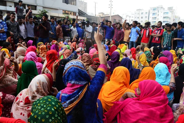 Bangladeşli 08, dakka, Bangladeş, bir protesto sırasında bir yol işçi blok giysiler 2019. Yüzlerce giysi işçi hükümeti uygulamak için sektör ilan etti yeni ücret yapısı talep için 6 Aralık ayından bu yana protesto, 