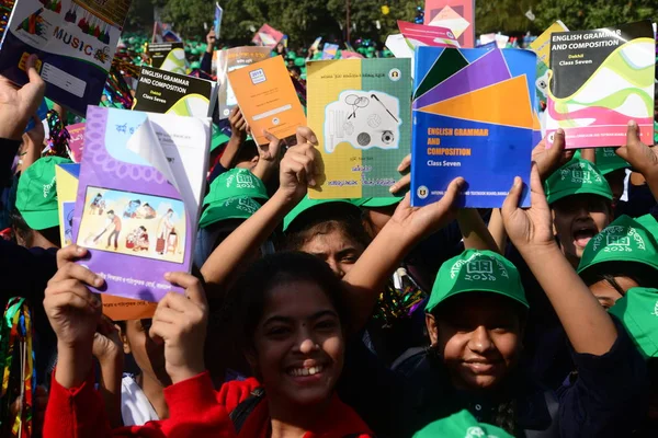 Estudantes Bangladesh Levantam Seus Livros Recebidos Evento Distribuição Dia Festival — Fotografia de Stock
