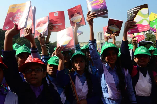 Estudantes Bangladesh Levantam Seus Livros Recebidos Evento Distribuição Dia Festival — Fotografia de Stock