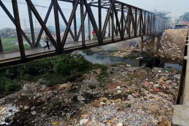 Dakka, Bangladeş, Buriganga nehirde yol açar 30 Kasım kirli bir kanal üzerinden insanlar yürümek, 2018.Bangladesh bildirildi 10 en iyi 20 plastik kirleten dışarı Buriganga Nehri ile dünyada yer almaya devam etmektedir.