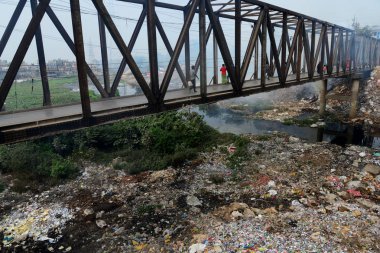Dakka, Bangladeş, Buriganga nehirde yol açar 30 Kasım kirli bir kanal üzerinden insanlar yürümek, 2018.Bangladesh bildirildi 10 en iyi 20 plastik kirleten dışarı Buriganga Nehri ile dünyada yer almaya devam etmektedir.