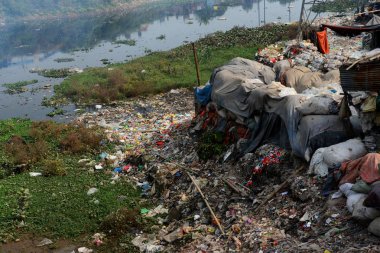 Plastik çöp dakka, Bangladeş, 30 Kasım, kirli Buriganga nehre 2018.Bangladesh bildirildi 10 en iyi 20 plastik kirleten dışında dünyanın en kirli nehirler olarak bilinen Buriganga Nehri ile yer almaya devam etmektedir.