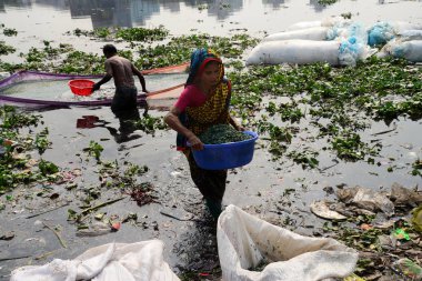Dakka, Bangladeş, kirli Buriganga Nehri'nde plastik parçalar 30 Kasım yıkama Bangladeşli işçiler 2018.Bangladesh bildirildi 10 en iyi 20 plastik kirleten dışarı Buriganga Nehri ile dünyada yer almaya devam etmektedir.