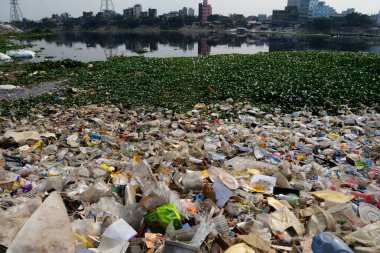 Plastik çöp dakka, Bangladeş, 30 Kasım, kirli Buriganga nehre 2018.Bangladesh bildirildi 10 en iyi 20 plastik kirleten dışında dünyanın en kirli nehirler olarak bilinen Buriganga Nehri ile yer almaya devam etmektedir.