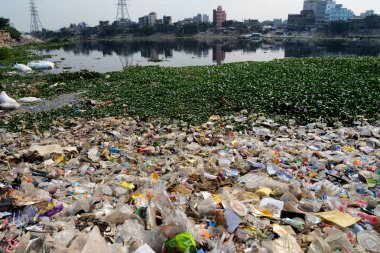 Plastik çöp dakka, Bangladeş, 30 Kasım, kirli Buriganga nehre 2018.Bangladesh bildirildi 10 en iyi 20 plastik kirleten dışında dünyanın en kirli nehirler olarak bilinen Buriganga Nehri ile yer almaya devam etmektedir.
