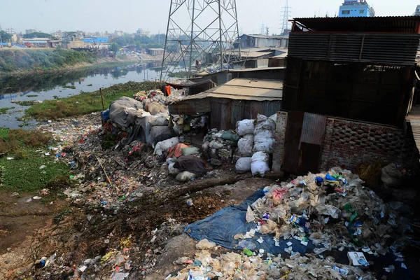 Śmieci Tworzyw Sztucznych Zanieczyszczonej Rzeki Buriganga Dhace Bangladeszu Listopada 2018 — Zdjęcie stockowe