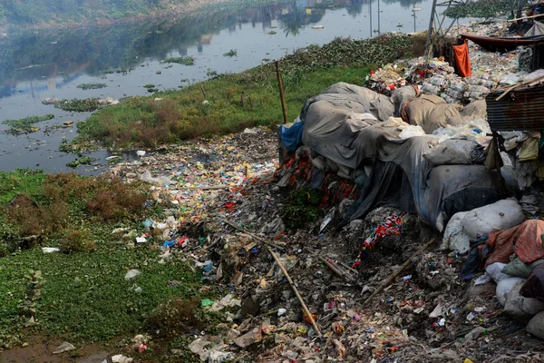 Plastik çöp dakka, Bangladeş, 30 Kasım, kirli Buriganga nehre 2018.Bangladesh bildirildi 10 en iyi 20 plastik kirleten dışında dünyanın en kirli nehirler olarak bilinen Buriganga Nehri ile yer almaya devam etmektedir.