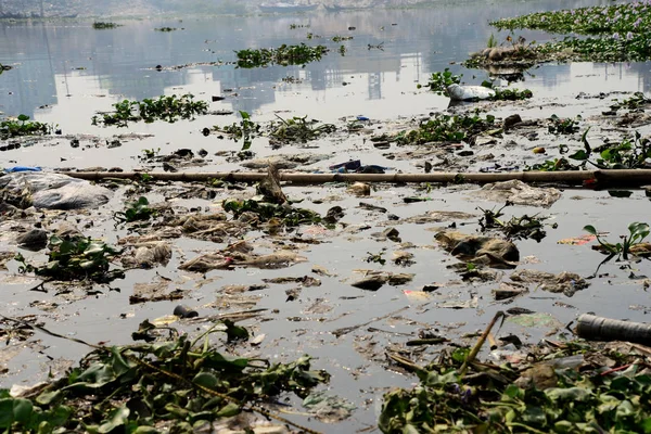 Śmieci Tworzyw Sztucznych Zanieczyszczonej Rzeki Buriganga Dhace Bangladeszu Listopada 2018 — Zdjęcie stockowe