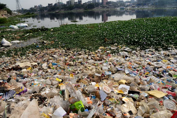 Śmieci Tworzyw Sztucznych Zanieczyszczonej Rzeki Buriganga Dhace Bangladeszu Listopada 2018 — Zdjęcie stockowe