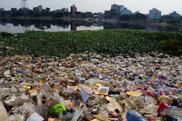 Plastik çöp dakka, Bangladeş, 30 Kasım, kirli Buriganga nehre 2018.Bangladesh bildirildi 10 en iyi 20 plastik kirleten dışında dünyanın en kirli nehirler olarak bilinen Buriganga Nehri ile yer almaya devam etmektedir.