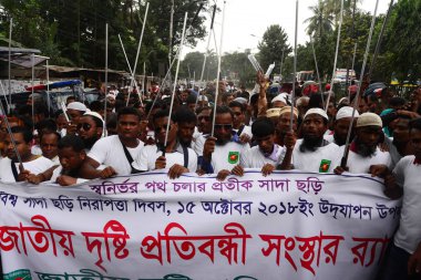 Bangladeşli kör insanların dünya beyaz baston Emanet gün dakka, Bangladeş, 15 Ekim 2018 üzerinde kutlamak için mitingi. Beyaz baston güvenliği günü kör veya görme engelli insanlar başarıları vurgulamak için 15 Ekim'de görülmektedir.