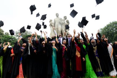 Dhaka Üniversitesi öğrencileri 51th toplantı üzerinde onların zevk heykel Raju Tsc alanda, önünde ifade mezunları grubu. Dakka, Bangladeş. 5 Ekim 2018