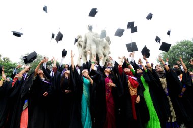 Dhaka Üniversitesi öğrencileri 51th toplantı üzerinde onların zevk heykel Raju Tsc alanda, önünde ifade mezunları grubu. Dakka, Bangladeş. 5 Ekim 2018
