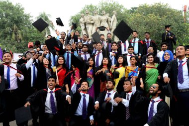 Dhaka Üniversitesi öğrencileri 51th toplantı üzerinde onların zevk heykel Raju Tsc alanda, önünde ifade mezunları grubu. Dakka, Bangladeş. 5 Ekim 2018