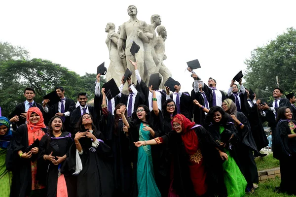 Grupo Graduados Expressando Seu Prazer Frente Escultura Raju Área Tsc — Fotografia de Stock