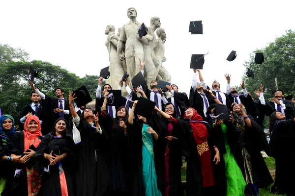 Grupo Graduados Expressando Seu Prazer Frente Escultura Raju Área Tsc — Fotografia de Stock