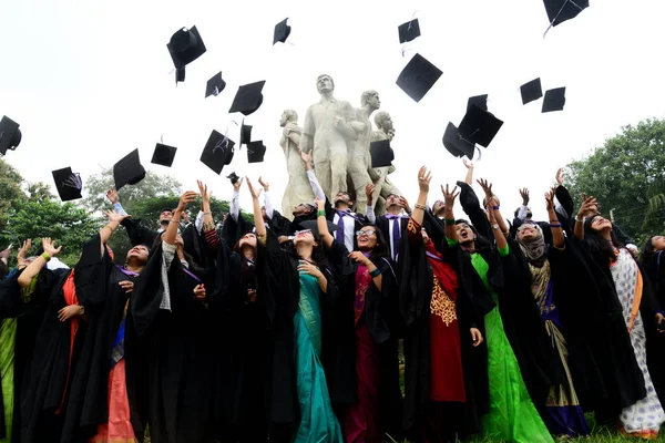 Grupo Graduados Expressando Seu Prazer Frente Escultura Raju Área Tsc — Fotografia de Stock