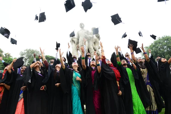 Группа Выпускников Выражает Свою Радость Перед Скульптурой Раджу Районе Tsc — стоковое фото