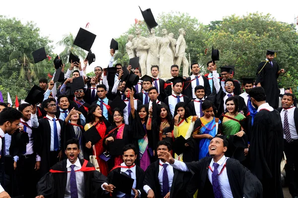 Grupo Graduados Expressando Seu Prazer Frente Escultura Raju Área Tsc — Fotografia de Stock