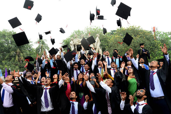 Группа выпускников выражает свою радость перед скульптурой Раджу в районе TSC, на 51-м созыве студентов Университета Дакки. Дакка, Бангладеш. 5 октября 2018 года
