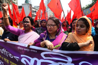 Onlar daha güvenli hayat kadın ülkenin yanı sıra sosyal durumları Dhaka, 8 Mart 2019 üzerinde bir iyileşme için talep için Dünya Kadınlar Günü işaretlemek için Ralli katılın Bangladeşli kadın afişlerin basılı tutun. 