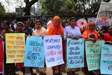 Onlar daha güvenli hayat kadın ülkenin yanı sıra sosyal durumları Dhaka, 8 Mart 2019 üzerinde bir iyileşme için talep için Dünya Kadınlar Günü işaretlemek için Ralli katılın Bangladeşli kadın afişlerin basılı tutun. 