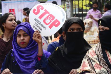 Onlar daha güvenli hayat kadın ülkenin yanı sıra sosyal durumları Dhaka, 8 Mart 2019 üzerinde bir iyileşme için talep için Dünya Kadınlar Günü işaretlemek için Ralli katılın Bangladeşli kadın afişlerin basılı tutun. 