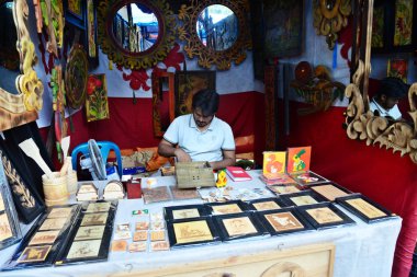 Bangladeşli mağaza Dhaka Bangla Academy bileşik el sanatları ürünleri fuarları Satılık kendi el sanatları ürünleri gösteriliyor, Bangladeş, Nisan 'da 16, 2018.  