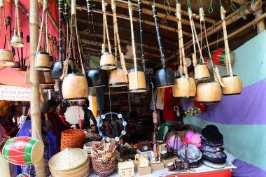 Bangladeşli mağaza Dhaka Bangla Academy bileşik el sanatları ürünleri fuarları Satılık kendi el sanatları ürünleri gösteriliyor, Bangladeş, Nisan 'da 16, 2018.  