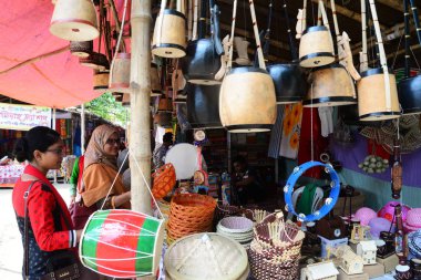 Bangladeşli mağaza Dhaka Bangla Academy bileşik el sanatları ürünleri fuarları Satılık kendi el sanatları ürünleri gösteriliyor, Bangladeş, Nisan 'da 16, 2018.  
