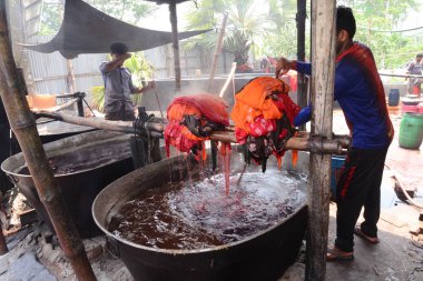 Bangladeşli işçi, Dhaka yakınlarındaki Narsingdi bölgesinde Batik kumaş sanayi haşlanmış bez, Bangladeş, Nisan 26, 2018. Her Işçi par gün 400-500 taka veya 5-6 ABD doları kazanır