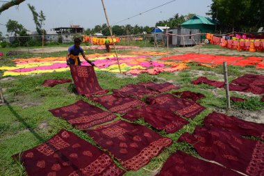 Bangladeşli işçi Dhaka yakın Narsingdi bölgesinde Batik kumaş sektöründe güneş altında kloş kurur, Bangladeş, Nisan 'da 26, 2018. Her Işçi par gün 400-500 taka veya 5-6 ABD doları kazanır.