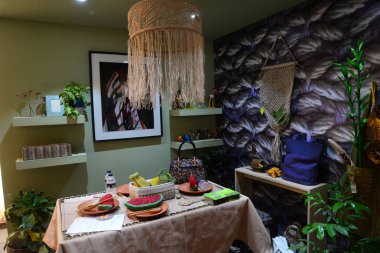 Çesitleri el sanatları jüt ürünleri Dhaka, Bangladeş Bangabandhu Uluslararası Konferans Merkezi 'nde Ulusal Jüt günü kutluyor Jüt ürün Fuarı 'nda gösterilen