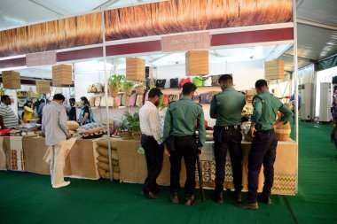 Çesitleri el sanatları jüt ürünleri Dhaka, Bangladeş Bangabandhu Uluslararası Konferans Merkezi 'nde Ulusal Jüt günü kutluyor Jüt ürün Fuarı 'nda gösterilen