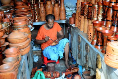 Çamur tencere (el sanatları) Dhaka, Bangladeş farklı tip çamur tencere (el sanatları) Pazar Dhaka içinde ürünleri pazar. Çamur pot iş Bangladeş 'te eski ve geleneksel bir iş.