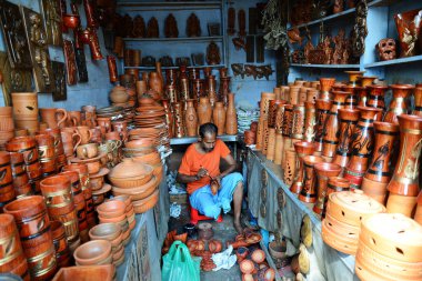 Çamur tencere (el sanatları) Dhaka, Bangladeş farklı tip çamur tencere (el sanatları) Pazar Dhaka içinde ürünleri pazar. Çamur pot iş Bangladeş 'te eski ve geleneksel bir iş.
