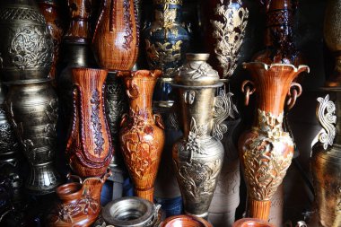 Çamur tencere (el sanatları) Dhaka, Bangladeş farklı tip çamur tencere (el sanatları) Pazar Dhaka içinde ürünleri pazar. Çamur pot iş Bangladeş 'te eski ve geleneksel bir iş.