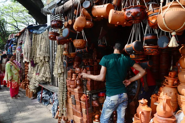 孟加拉国达卡的泥罐 工艺品 产品市场达卡不同类型的泥罐 工艺品 泥锅生意在孟加拉国是一项古老而传统的生意 — 图库照片