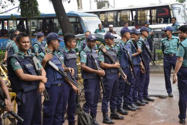 Bangladeşli Policeperson Dhaka 's Birleşmiş Nation ofisi önünde Insanlar ' Dayanışma hareketi partinin aktivist gösteri sırasında dakka içinde Agargaon de Myanmar Rohingya üzerinde soykırım durdurmak talep bekçi standları, Bangladeş, Eylül 19, 2017  